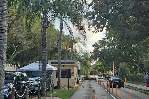 Fox, HOLLYWOOD, FL 33024