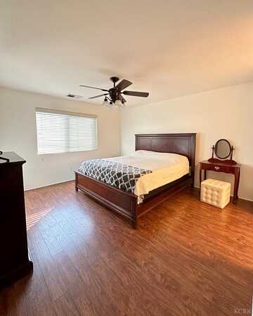 Queens, HANFORD, CA 93230