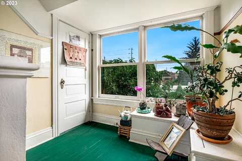 Oak, PORTLAND, OR 97214