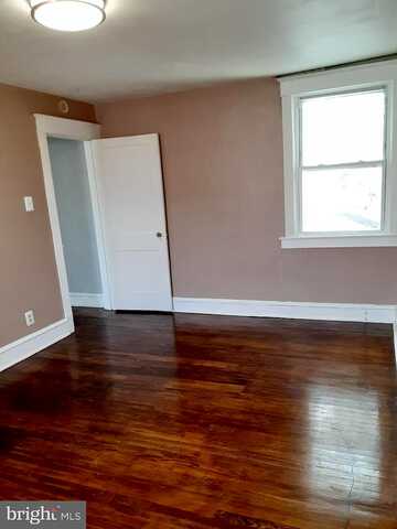 Shirley, UPPER DARBY, PA 19082