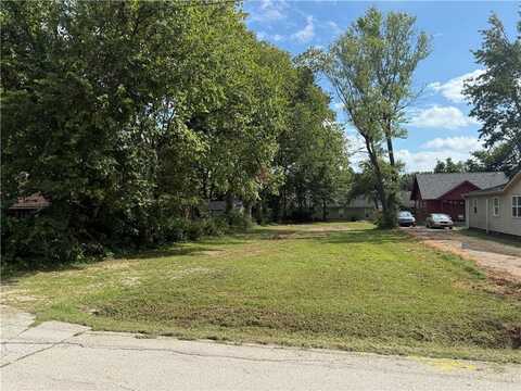 561 McClinton ST, Fayetteville, AR 72701