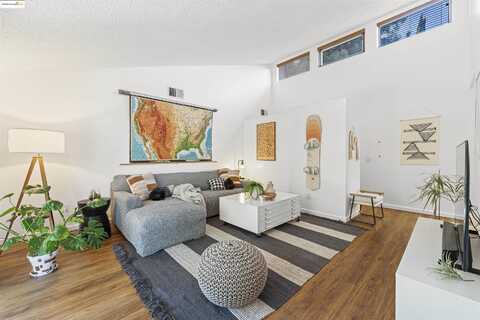 1001 Damon Ct, Santa Rosa, CA 95401