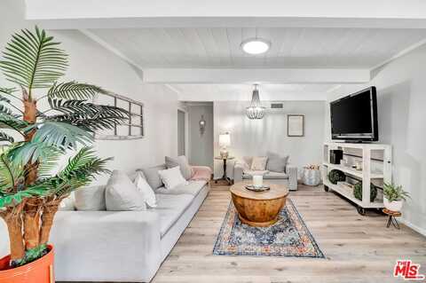 22059 Ybarra Rd, Woodland Hills, CA 91364