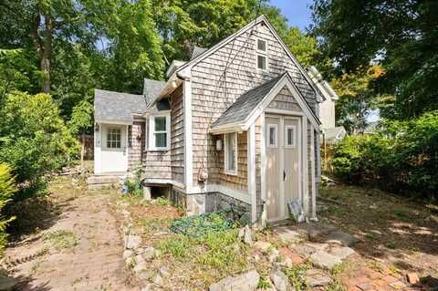 27 Blackhall Court, New London, CT 06320