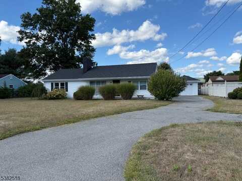 43 Washburn Rd, Pequannock, NJ 07444