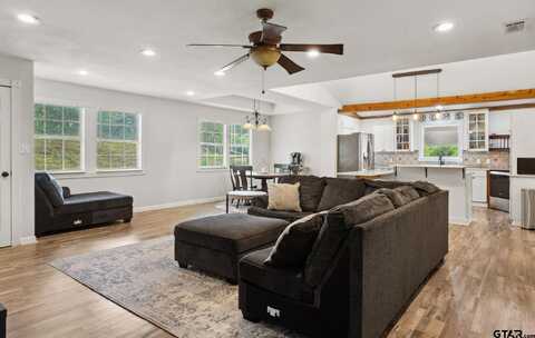 118 Lynn Creek Dr., Mabank, TX 75156