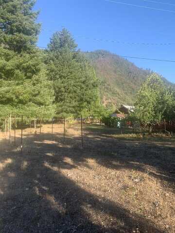 86 Riverside Lane, Willow Creek, CA 95573