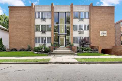 825 E Henry Clay St, Whitefish Bay, WI 53217