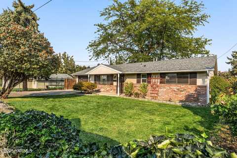 205 N 7th St, Selah, WA 98942