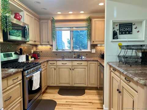 72 Timberwood Road, West Hartford, CT 06117