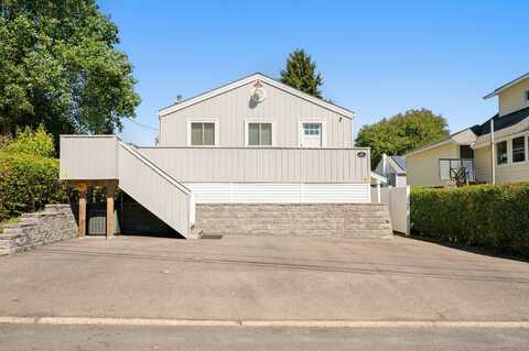 11 Peninsular Avenue, Waterford, CT 06385