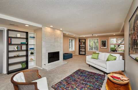 2880 Grand Avenue unit: 305, Des Moines, IA 50312