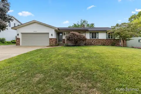 1822 S Norwalk Drive SE, Grand Rapids, MI 49508