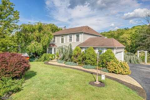28 Fieldstone Dr, Vernon, NJ 07461