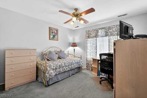 905 Madaline Dr, Woodbridge, NJ 07001