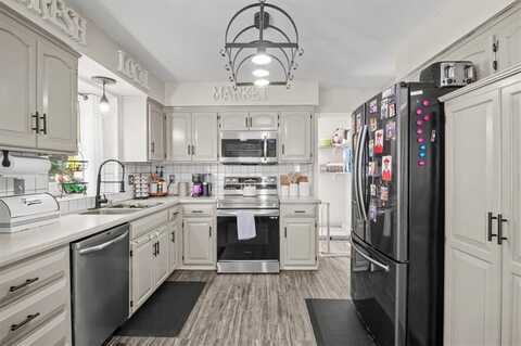 18400 Arrowhead Lane, Independence, MO 64056