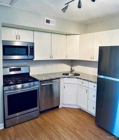 9053 Wrenwood Lane, Brentwood, MO 63144