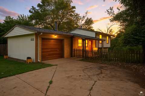 318 Shelle Roads, Manhattan, KS 66502