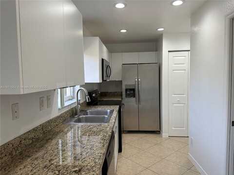 324 NE 3rd St, Hallandale Beach, FL 33009