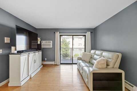 37 Hosmer St, Marlborough, MA 01752