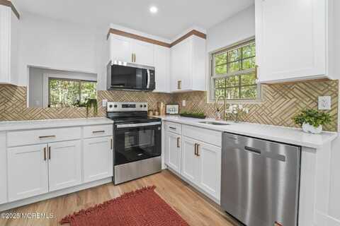 636 Petunia Lane S, Whiting, NJ 08759
