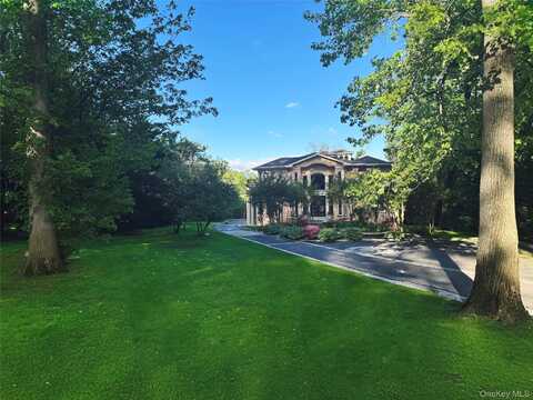527 Manhasset Woods Road, Manhasset, NY 11030