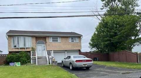 10 Pine Place, Lindenhurst, NY 11757
