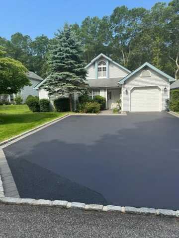 33 Huntingdale Way, Middle Island, NY 11953