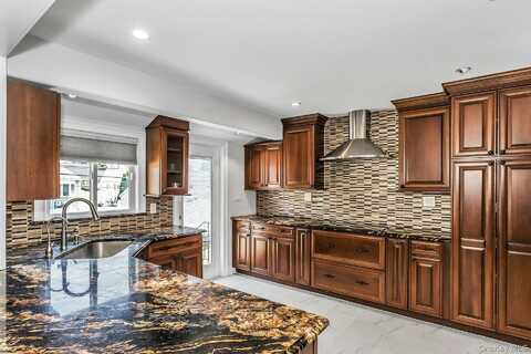 956 Plum Tree Road W, Westbury, NY 11590