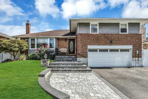 956 Plum Tree Road W, Westbury, NY 11590