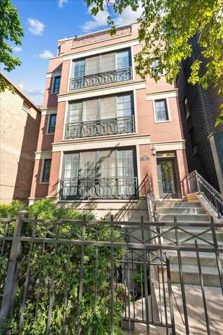920 W Barry Avenue, Chicago, IL 60657