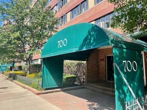 700 W Bittersweet Place, Chicago, IL 60613