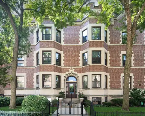 707 W Bittersweet Place, Chicago, IL 60613