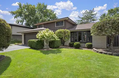 10562 S 84th Avenue, Palos Hills, IL 60465
