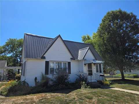 272 Lewis Avenue NW, New Philadelphia, OH 44663