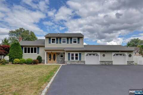 18 Sanders Place, Pequannock, NJ 07444