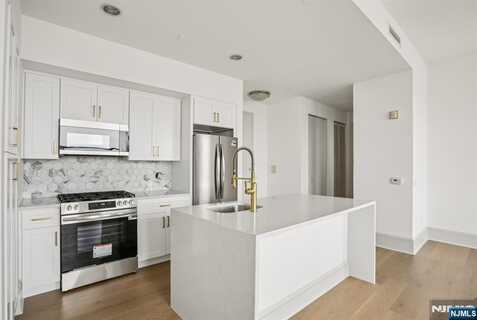4 Beacon Way 900, Jersey City, NJ 07304