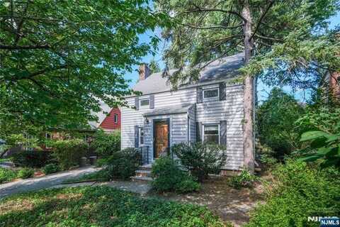 141 Moore Avenue, Leonia, NJ 07605