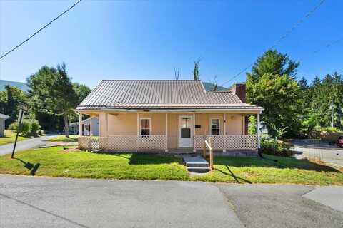 902 College Street, Narrows, VA 24124