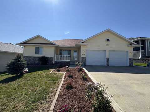 4266 Fieldcrest Dr, Sioux City, IA 51103
