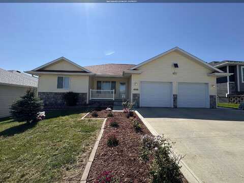 4266 Fieldcrest Dr, Sioux City, IA 51103