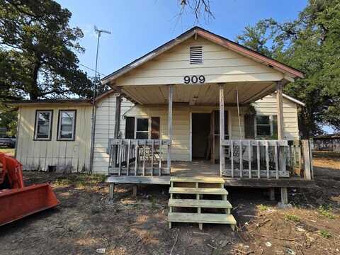 909 E Sears Street, Denison, TX 75021