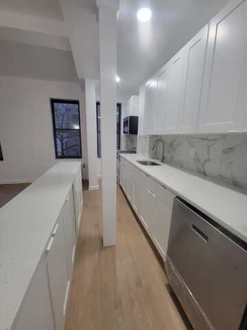 201 East 35th Street, New York, NY 10016