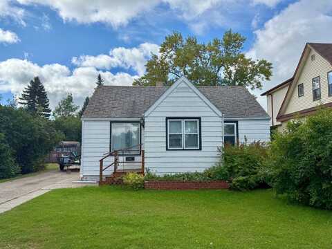 810 8th St. NE, Devils Lake, ND 58301