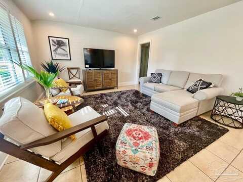 107 Navarre St, Gulf Breeze, FL 32561