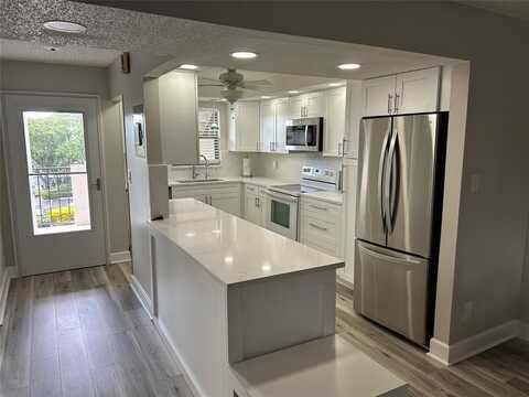 5860 NW 44th St, Lauderhill, FL 33319