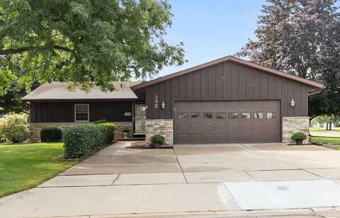 132 LEXINGTON Court, NEENAH, WI 54956