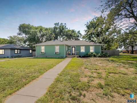 522 E 1st St, Parker, SD 57053
