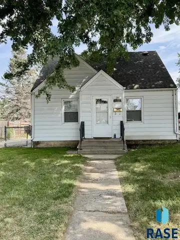 2208 S Willow Ave, Sioux Falls, SD 57105
