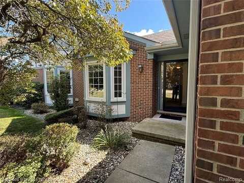 15444 Roxbury Circle, Macomb, MI 48044